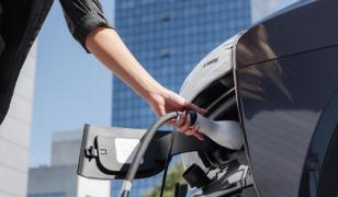 Şi-a lăsat maşina electrică la încărcat în parcarea aeroportului şi a zburat. Cât a plătit la întoarcere
