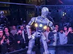 Cum s-a terminat prima confruntare reală dintre om şi robot. Un influencer a intrat cuşcă cu un 