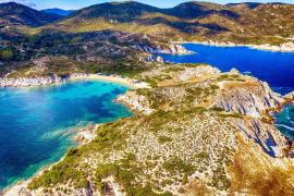Unde poți face baie în mare și în apă termală în aceeași zi. Destinația din Grecia unde poți ajunge cu mașina