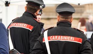Un român și un italian au înșelat o femeie de 50.000 de euro, la Genova. S-au dat drept carabinieri