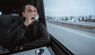 Ţara în care eşti amendat cu 400 de euro dacă mănânci sau bei în autobuz. De ce au fost implementate regulile