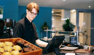 E bătaie pe joburile part-time. Românii pot câștiga în medie încă 3.000 de lei pe lună