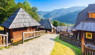 Un sat întreg care vine cu propriul lac se vinde cu 180.000 de euro. Care este motivul proprietarilor