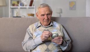 Un pensionar și-a pierdut economiile de o viață după o comandă pe Amazon. Cum l-au păcălit escrocii