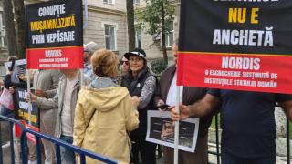 Păgubiţii Nordis, protest în stradă în faţa DNA. Ce au cerut oamenii