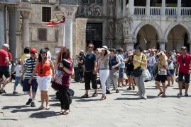 Ţările vizitate de români care măresc taxele turistice. Guvernele fac rost de bani fără să supere votanţii