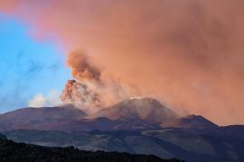 Vulcanul Etna s-a reactivat. Aeroportul din Catania, închis temporar. Avertisment MAE pentru români