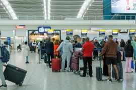 Biletele de avion nu se vor ieftini, deşi preţul combustibilului scade. Care este explicaţia specialiştilor