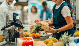 O casieră a furat 338.000 euro de la un supermarket în Spania. A folosit aceeaşi metodă de peste 1.000 de ori