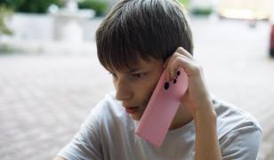 Un băiat de 14 ani a sunat la 112 în glumă și a cerut recompensă pentru o persoană urmărită. Ce amendă a luat