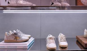Isterie pe piața de lux din București. Brandul care vinde sneakerşi "murdari" la 700 de euro ajunge şi la noi