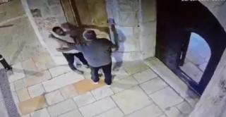 Momentul în care un bărbat evreu a încercat să urineze pe mănăstirea armeană Sfântul Iacob din Ierusalim