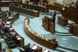 Proiectul care prevede reducerea pensiei cu 85% pentru angajații la stat a trecut tacit de Senat