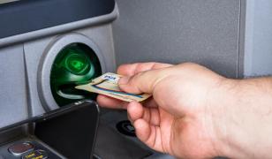 Schimbare majoră la ATM-urile din România: Apare o nouă regulă la retragerea banilor