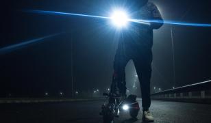 Fată din Cluj, urmărită noaptea de 30 de trotinetişti, la 100 m de Poliţie. S-ar fi refugiat într-un bloc