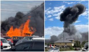 Incendiu puternic la un târg auto din Suceava. Flăcările au cuprins materialele combustibile din zonă