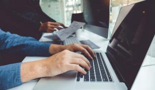 Industria de milioane de euro care schimbă regulile. Angajaţii pleacă din firme pentru salarii de 6 cifre