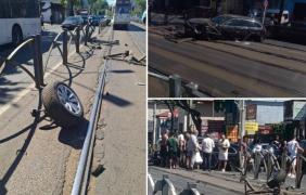 Accident violent în Bucureşti. O maşină s-a dezmembrat după ce a intrat pe linia tramvaiului 21