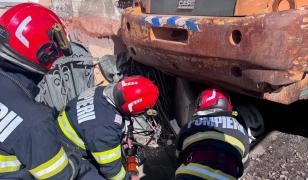 Un buldozer a intrat într-o casă în Baia Sprie și a avariat o conductă de gaze. Traficul, blocat