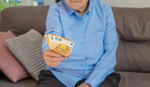 Cum a rămas o bătrână de 90 de ani fără economiile de o viaţă. Ţeparul a venit la ea acasă