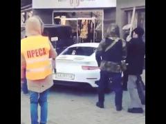 Manifestanţii vandalizează maşinile de lux ale susţinătorilor lui Ianukovici!