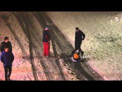 Video savuros! Cum îşi cară ruşii prietenii beţi