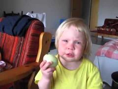 Video- adorabil! Iată reacțiile unei fetițe care mănâncă CEAPĂ pentru prima dată!