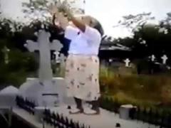 Imagini ŞOCANTE! Femeia CARE DANSEAZĂ MANELE pe mormântul SOŢULUI!