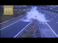 Imagini ŞOCANTE surprinse de o cameră de supraveghere: O maşină se face PRAF după impactul cu un rezervor cu apă (VIDEO)