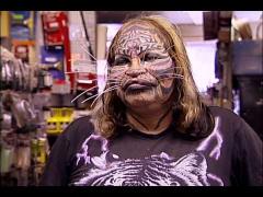 ŞOCANT! “Cat Man” iubeşte pisicile atât de tare că s-a transformat într-o felină