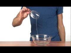 Sfidează LEGEA GRAVITAŢIEI! Cum să ţii apa într-un pahar întors cu capul în jos