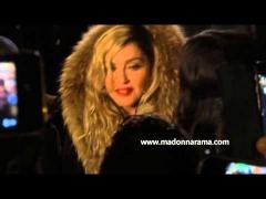 Madonna improvizează un concert în Piața Republicii din Paris în onoarea victimelor atentatelor din 13 noiembrie