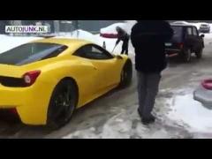 Un Ferrari, scos din zapada de o Lada