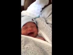 VIRAL! Uu bebeluş este atât de scump, încât a emoţionat o lume întreagă (VIDEO)