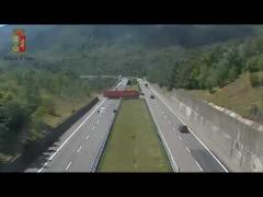 INCREDIBIL: Şoferul unui TIR înmatriculat în România a întors autotrenul pe o autostradă intens circulată din Italia. Imaginile au devenit imediat VIRALE (VIDEO)