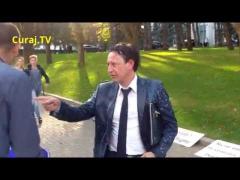 Situaţie stânjenitoare pentru un important lider politic. A fost stropit cu o găleată cu lapte în plină stradă (VIDEO)