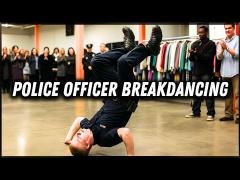 Milioane de oameni au văzut asta! Un poliţist din New York face senzaţie cu stilul lui de dans