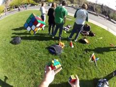 Incredibil! Rezolvă trei cuburi Rubik în timp ce jonglează cu ele