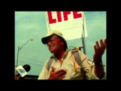 Şi-a pierdut copiii şi de 14 ani merge pe jos pentru a le reaminti oamenilor să fie fericiţi