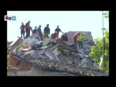 Cutremur Italia: Casă prăbuşită în timpul unei transmisiuni în direct (VIDEO)