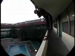 Asta e NEBUNIE curată! A sărit în piscină de la etajul 3