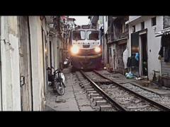 Impresionant! Locul în care trenul trece la doar câţiva centimetri de uşile locuinţelor