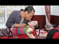 Povestea care te va impresiona până la lacrimi: Părinţii îşi hrănesc copilul din propria gură. Doar aşa rămâne în viaţă (FOTO + VIDEO)