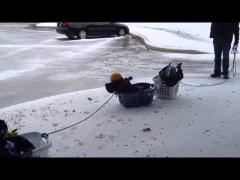 El este tatăl "LOCOMOTIVĂ"! Face copiii fericiţi pe timp de iarnă