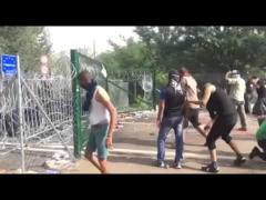 Zeci de poliţişti, răniţi în confruntările de la graniţă! Imigranții au intrat în Ungaria