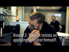 Experiment reușit! Dacă mesteci gumă în timp ce tai ceapa, scapi de lacrimi!