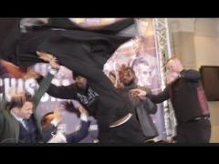 Scandal total între doi boxeri profesionişti. Dereck Chisora i-a dat cu masa în cap lui Dillian Whyte, în timpul conferinţei de presă