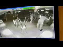 VIDEO: Clienți bătuți cu scaunele de ROMÂNCE GOALE într-un club privat. Bilanțul: 2 femei arestate, 3 bărbați răniți