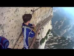 VIDEO! GEST EXTREM la peste 2.000 de metri altitudine: alpinistul şi-a desprins hamul