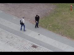 Ce fac oamenii când văd că unui om i-a scăpat portofelul pe stradă